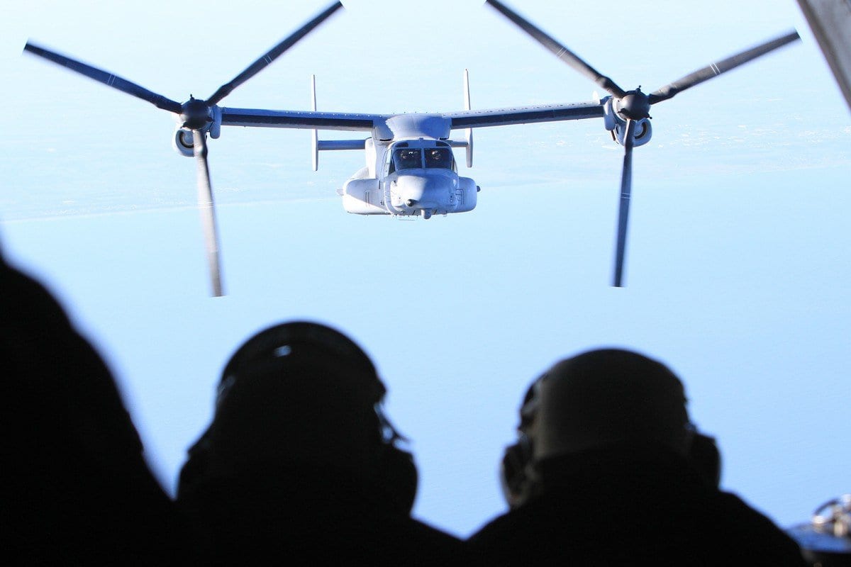 Fuzileiros navais observam uma aeronave MV-22B Osprey a caminho do USS Bataan, implantada em apoio à Operação Odyssey Dawn, em março de 2011. [Gisele Tellier/Getty Images]