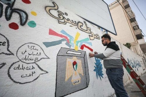 Grafite palestino em favor das eleições para o Conselho Legislativo Palestino, na Cidade de Gaza, 24 de março de 2021 [Mustafa Hassona/Agência Anadolu]
