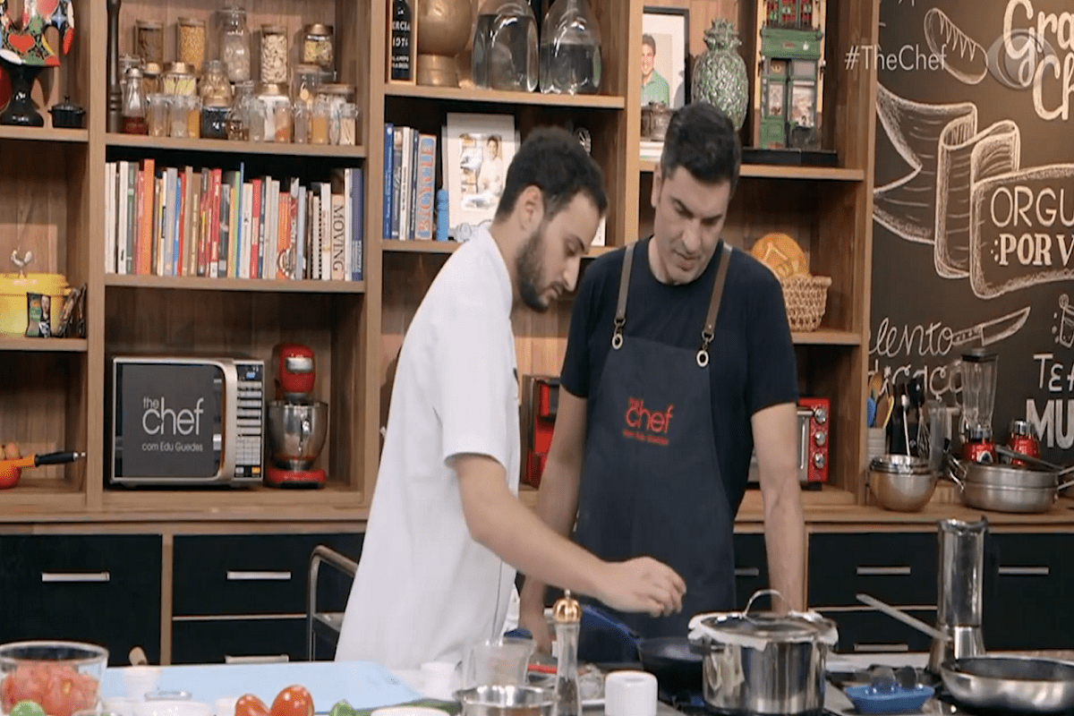 Edu Guedes e chef Itaí Itai Garousi durante o programa The Chef, exibido na Band, em 18 de fevereiro de 2021 [Reprodução/Band]