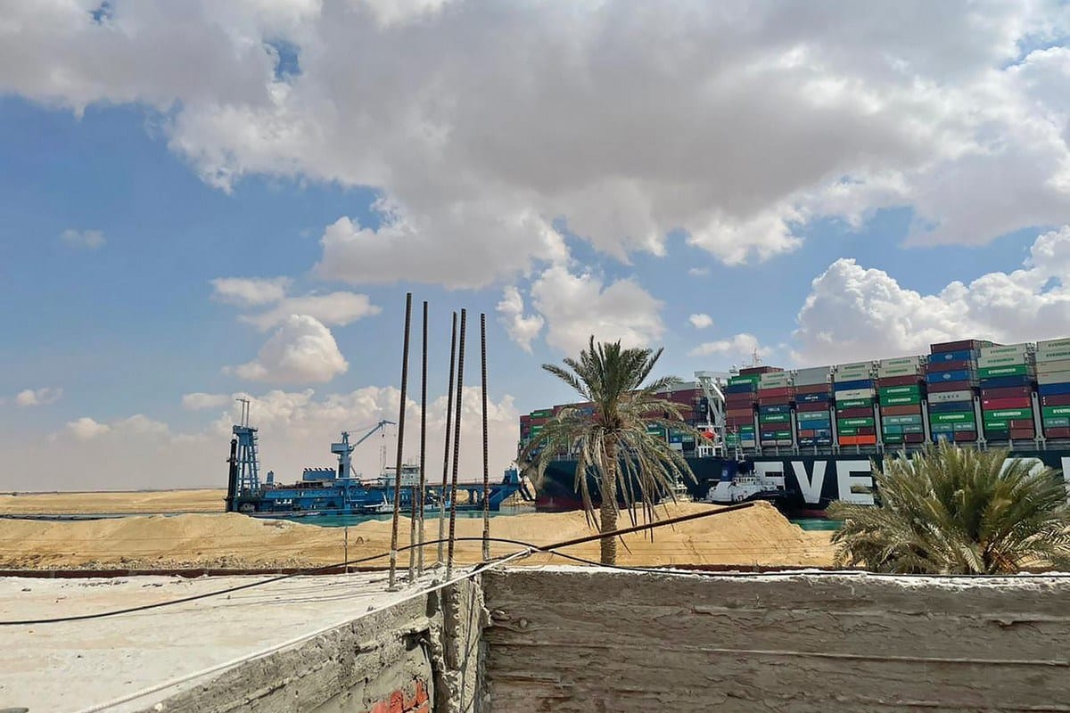 Draga especializada Mashoor auxilia nas operações para desencalhar o navio Ever Given no Canal de Suez, Egito, 26 de março de 2021 [Bloomberg/Getty Images]
