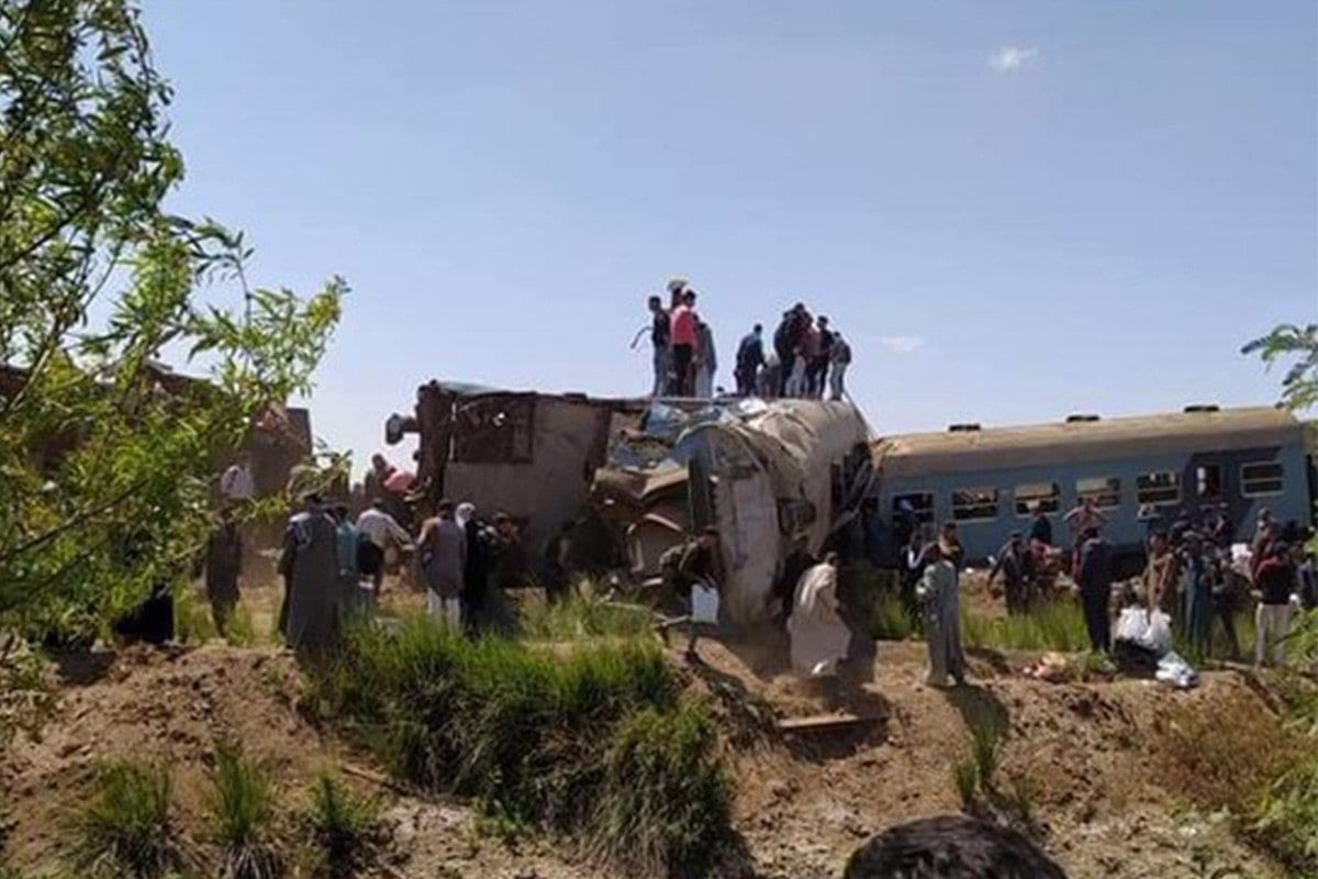 Local da coalizão dos trêns, após o acidente, perto da cidade de Sohag, Egito, em 26 de março de 2021 [q8-press]