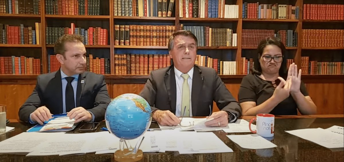 Live semanal do presidente Jair Bolsonaro, com o médico Marcelo Morales e intérprete de Libras. [Reprodução/Youtube] 