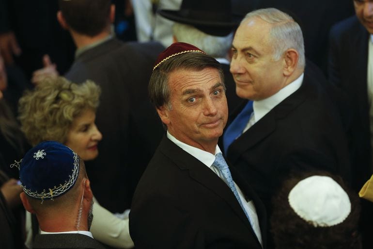 O presidente  Jair Bolsonaro, e o primeiro-ministro de Israel, Benjamin Netanyahu, visitam a  sinagoga Kehilat Yaacov, em Copacabana, no Rio de Janeiro [Foto Fernando Frazão/ Agência Brasil]