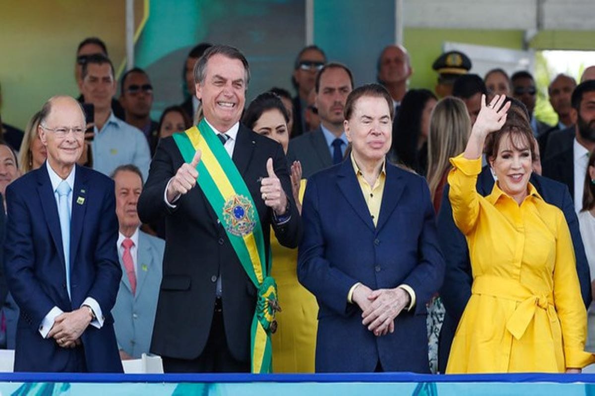    Presidente Jair Bolsonaro no palanque com Edir Macedo e Silvio Santos (Foto: Alan Santos/PR)
