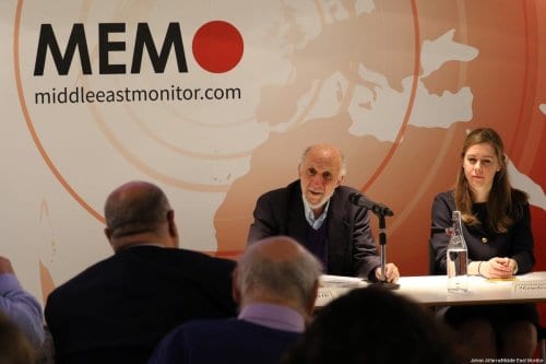 Richard Falk, ex-relator especial das Nações Unidas para a Palestina, durante o lançamento de seu novo livro em evento do Monitor do Oriente Médio em Londres, Reino Unido, 20 de março de 2017 [Jehan AlFarra/Monitor do Oriente Médio]