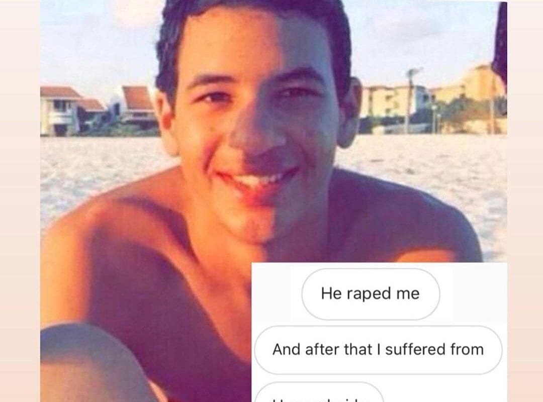 Inscrição sobre a foto de Ahmed Bassem Zaki o acusa de estuprador em um perfil do Instagram e provoca novas evidências contra ele [Instragram]