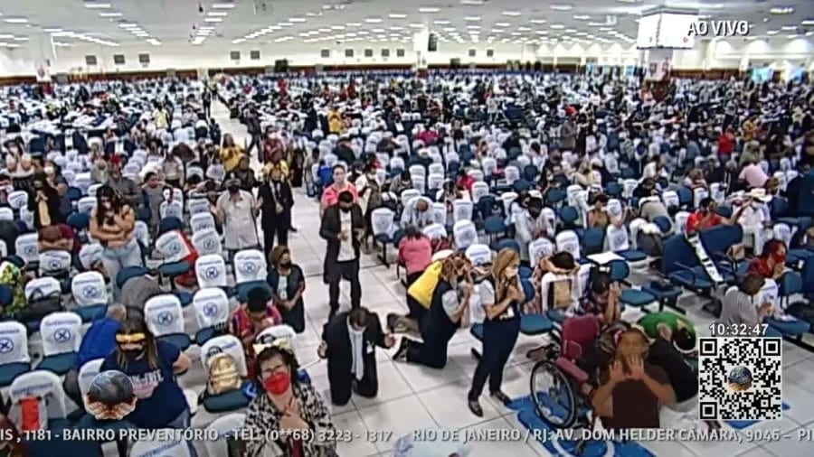 Culto presencial no domingo de Páscoa tem grande aglomeração de pessoas na Igreja Mundial do Poder de Deus, em 4 de abril de 2021, Brás, São Paulo [Reprodução/Youtube]