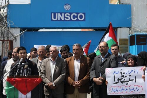 Palestinos protestam em frente ao escritório da Coordenação Especial das Nações Unidas para a Paz no Oriente Médio (UNSCO), em Rafah, Faixa de Gaza, 23 de abril de 2019 [Mohammed Asad/Monitor do Oriente Médio]