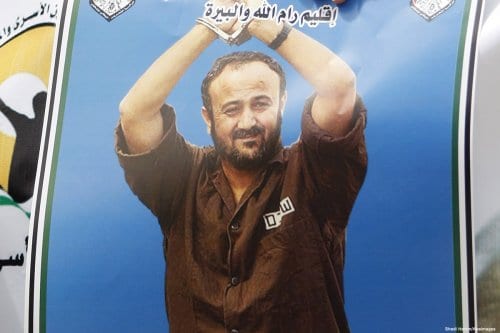 Cartaz com retrato de Marwan Barghouti, líder aprisionado do Fatah, durante protesto em 14 de abril de 2015 [Shadi Hatem/Apaimages]