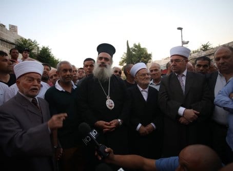 Sheikh Muhammad Hussein (à esquerda), grão-mufti de Jerusalém, e Ikrima Sabri (terceiro à direita), imã da Mesquita de Al-Aqsa, durante um protesto na cidade ocupada de Jerusalém, 18 de julho de 2017 [Mostafa Alkharouf/Agência Anadolu]