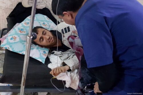 Ismail Reslan, sobrevivente de ataque de gás químico, recebe tratamento médico em um hospital em Idlib, Síria, em 6 de abril de 2017 (Huseyin Fadil/Agência Anadolu)