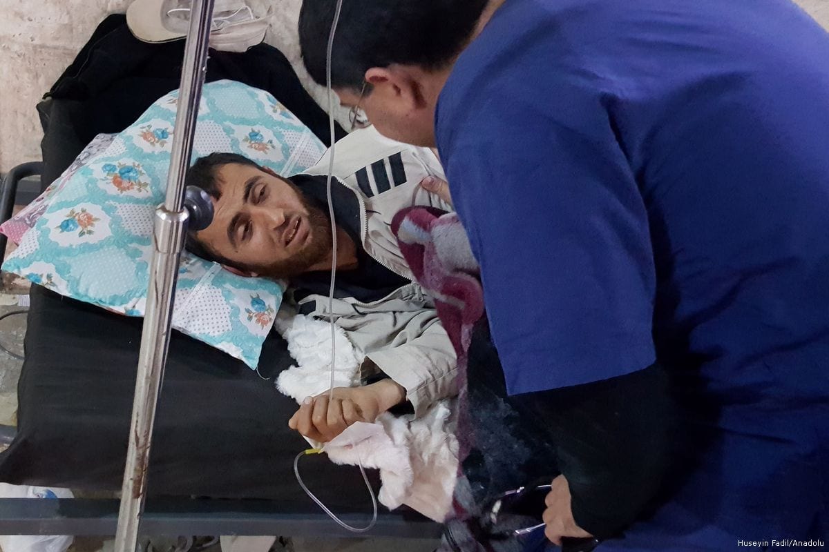 Ismail Reslan, sobrevivente de ataque de gás químico, recebe tratamento médico em um hospital em Idlib, Síria, em 6 de abril de 2017 (Huseyin Fadil/Agência Anadolu)