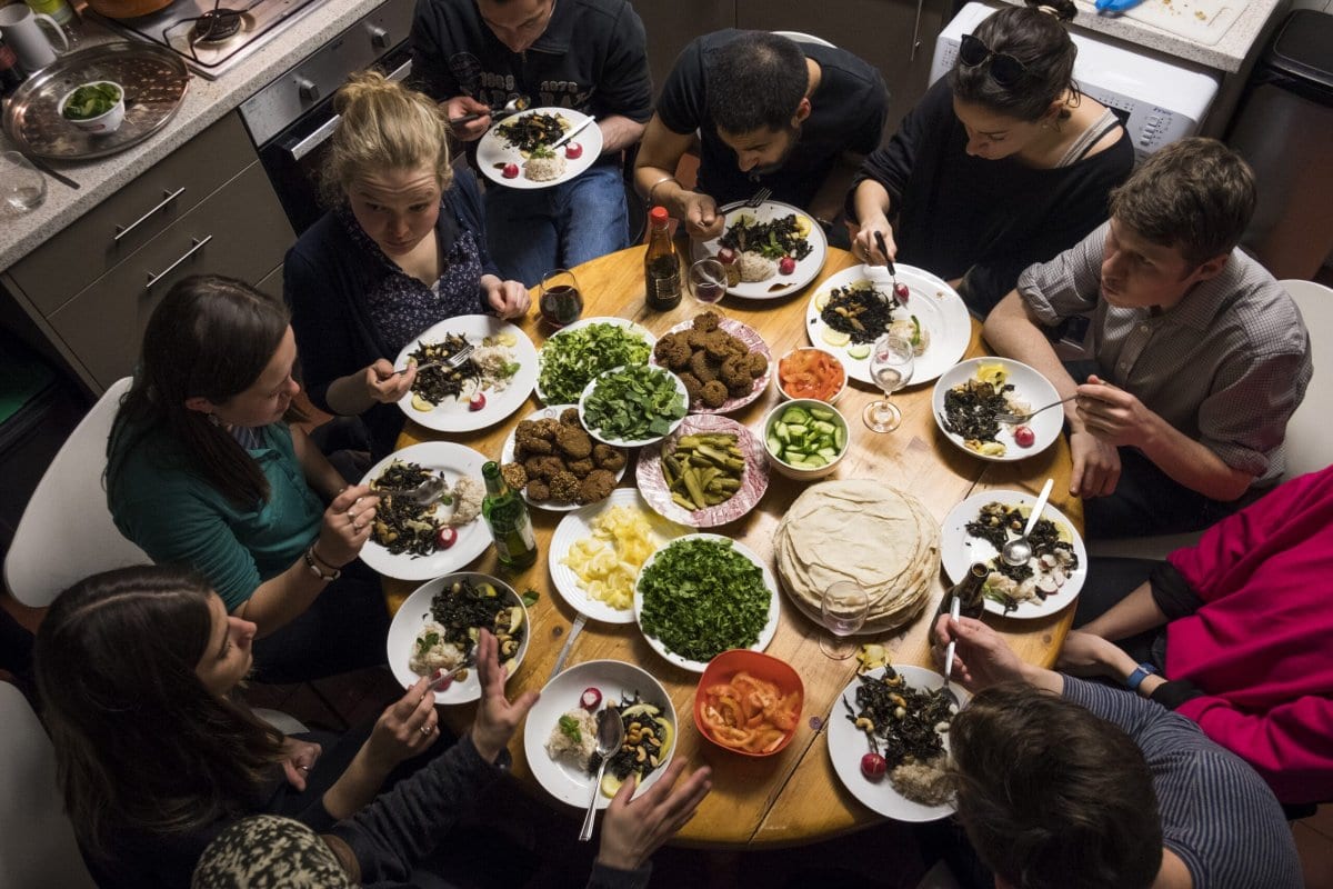 Haifa, uma refugiada síria que mora em Londres, dá sua primeira aula de culinária pública para um grupo de jovens europeus em Londres na fundadora da casa do Migrateful