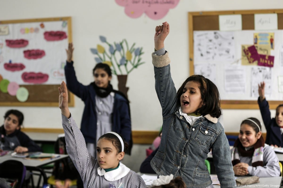Estudantes palestinas em uma escola da Agência das Nações Unidas de Assistência aos Refugiados da Palestina (UNRWA), na Cidade de Gaza, 22 de janeiro de 2018 [Mahmud Hams/AFP/Getty Images]