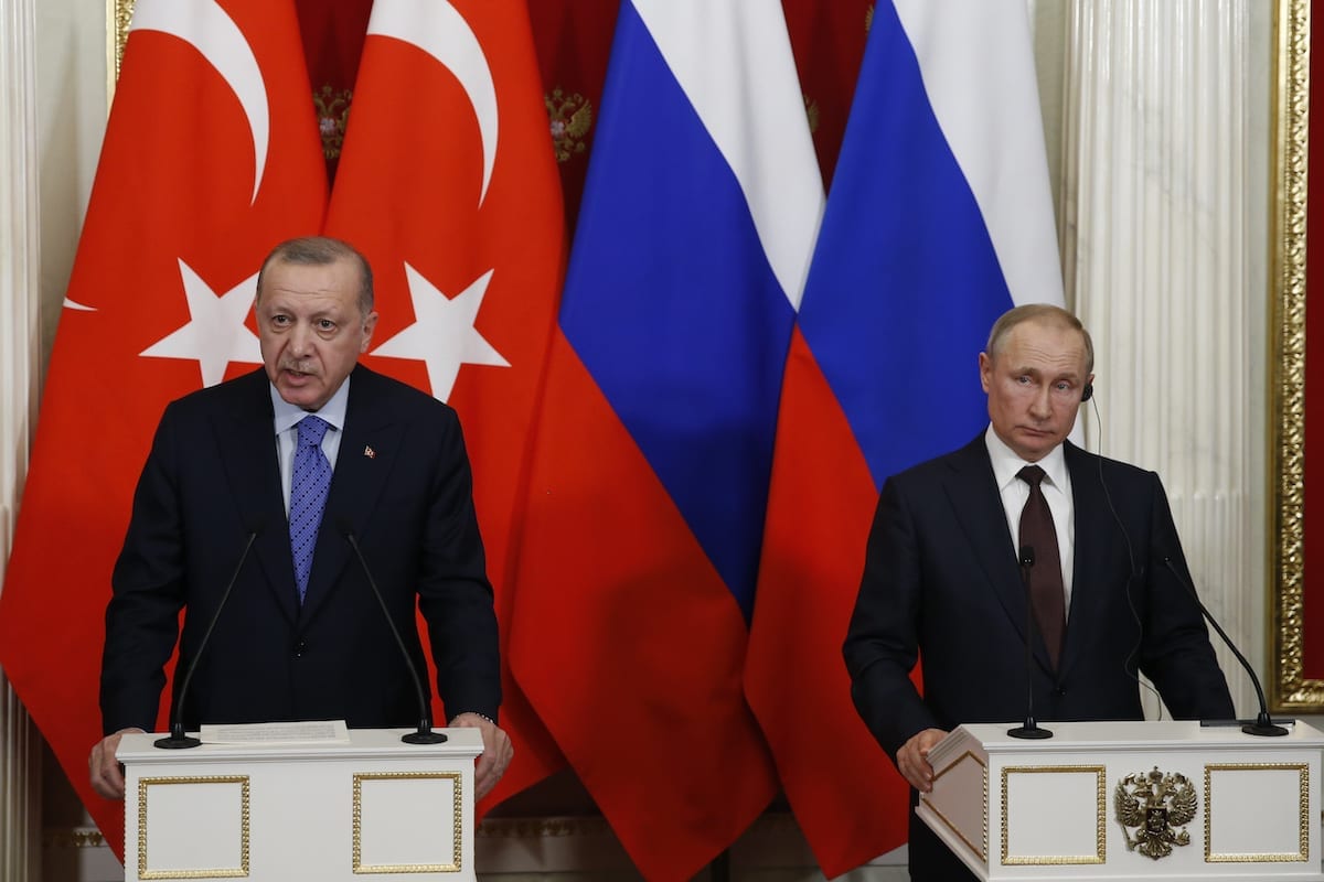 O presidente da Turquia, Recep Tayyip Erdogan (esq.), faz um discurso durante uma coletiva de imprensa conjunta com o presidente da Rússia, Vladimir Putin (dir.), em Moscou, Rússia, em 5 de março de 2020. [Sefa Karacan/Agência Anadolu]