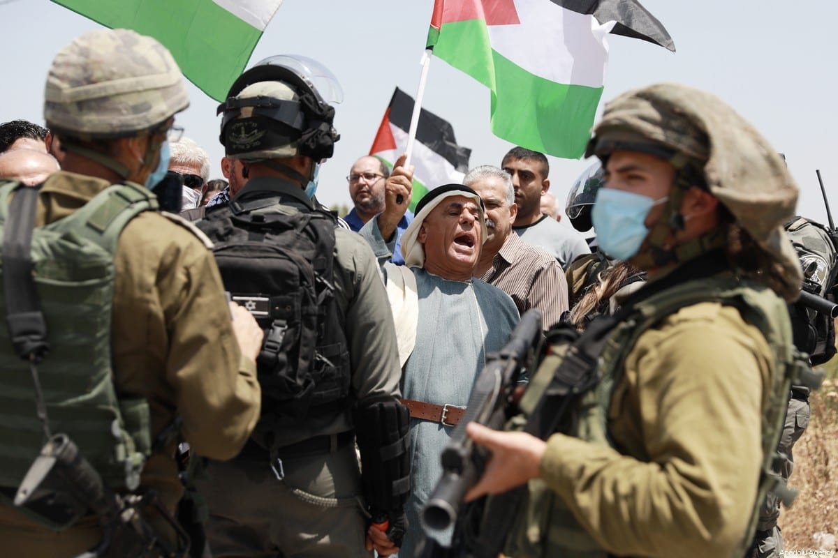 Forças israelenses em um protesto palestino na Cisjordânia, em 5 de junho de 2020 [Issam Rimawi/Agência Anadolu]