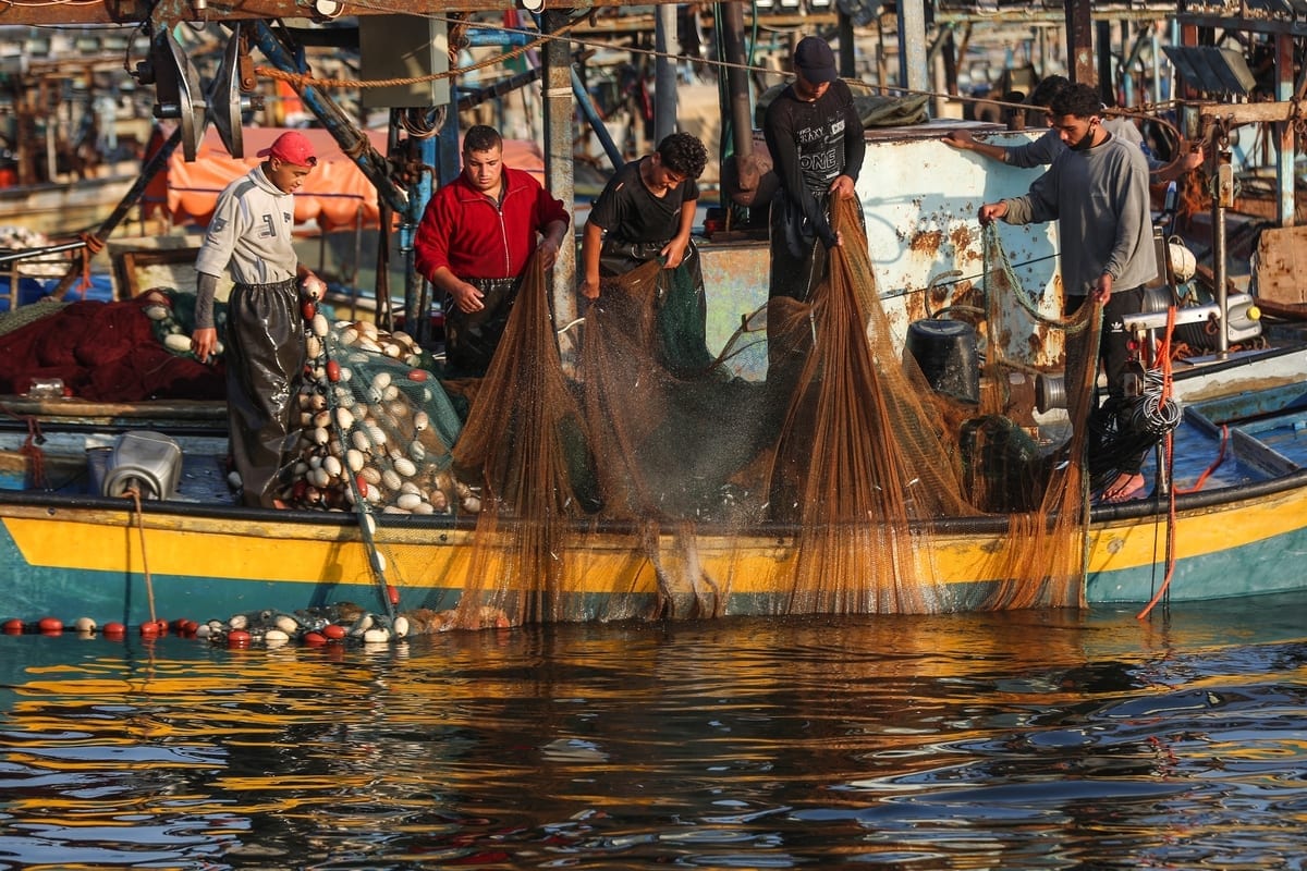 Pescadores de Gaza na costa do pequeno território palestino sitiado, em 3 de setembro de 2020 [Ali Jadallah/Agência Anadolu]