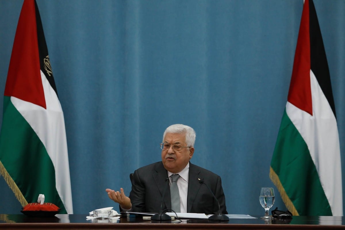 O presidente palestino Mahmoud Abbas participa de uma reunião do conselho executivo da Organização para a Libertação da Palestina (OLP) em Ramallah , Cisjordânia em 7 de maio de 2020 [Issam Rimawi/ Agência Anadolu]