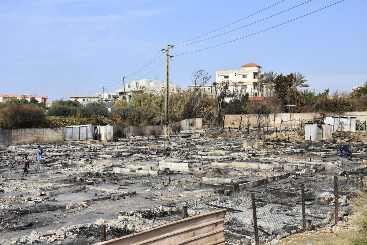 Um campo de refugiados sírios destruído é visto depois de ter sido incendiado no Líbano, em 3 de janeiro de 2021 [Mahmut Geldi/Agência Anadolu]