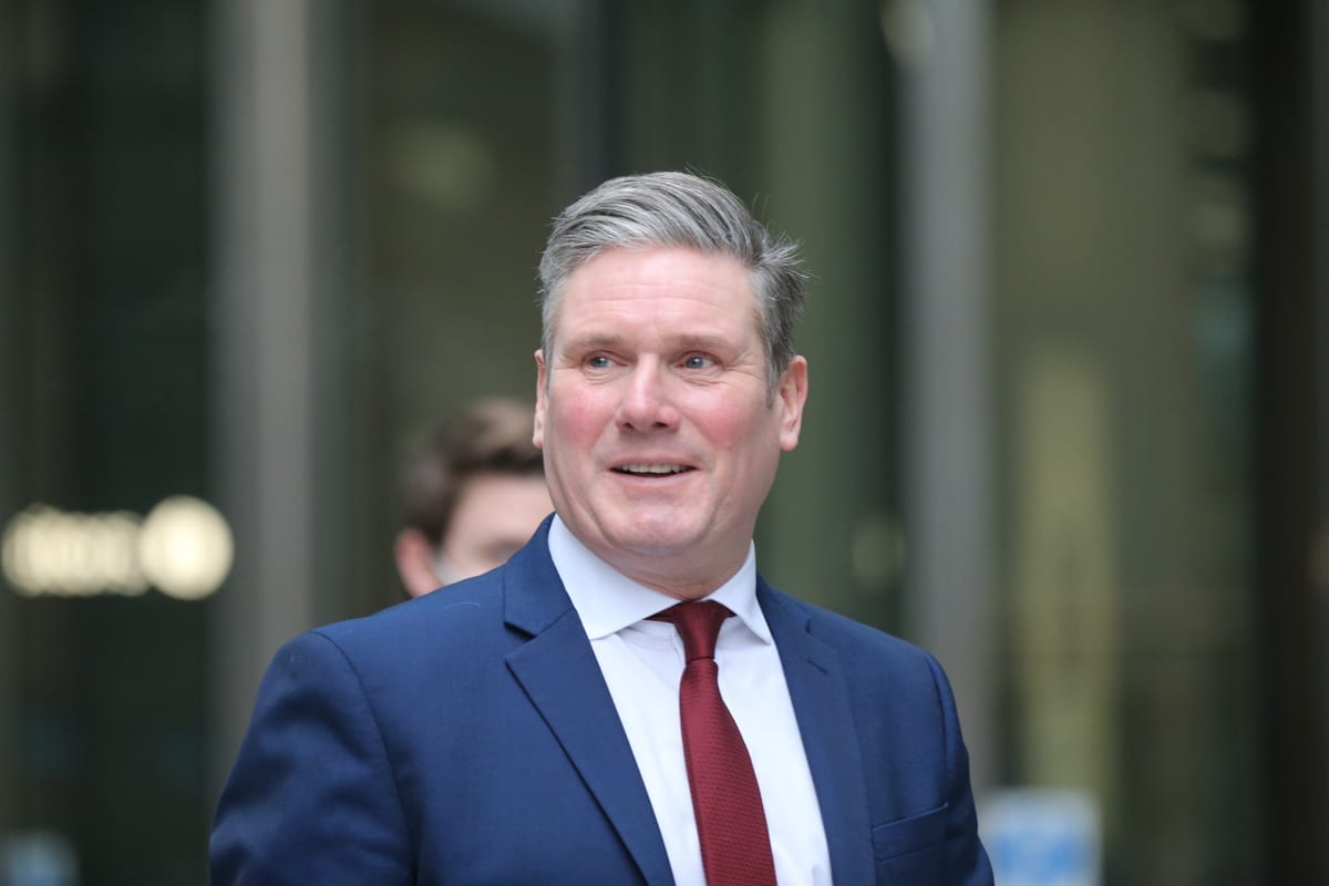 O líder do Partido Trabalhista britânico, Keir Starmer, deixa a sede da BBC em Londres, Reino Unido, em 10 de janeiro de 2021 [Tayfun Salci/Agência Anadolu]