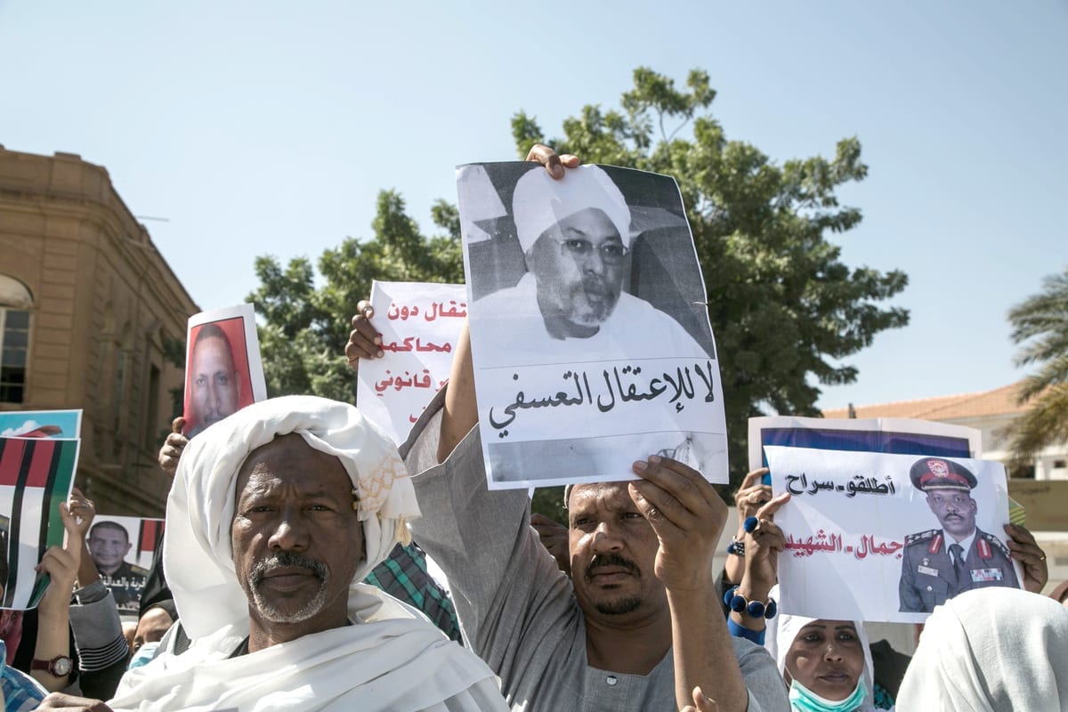 Um grupo de sudaneses faz uma manifestação exigindo a libertação dos membros de administração do presidente derrubado Omar al-Bashir em Cartum, Sudão, em 13 de janeiro de 2021. [Mahmoud Hjaj/Agência Anadolu]