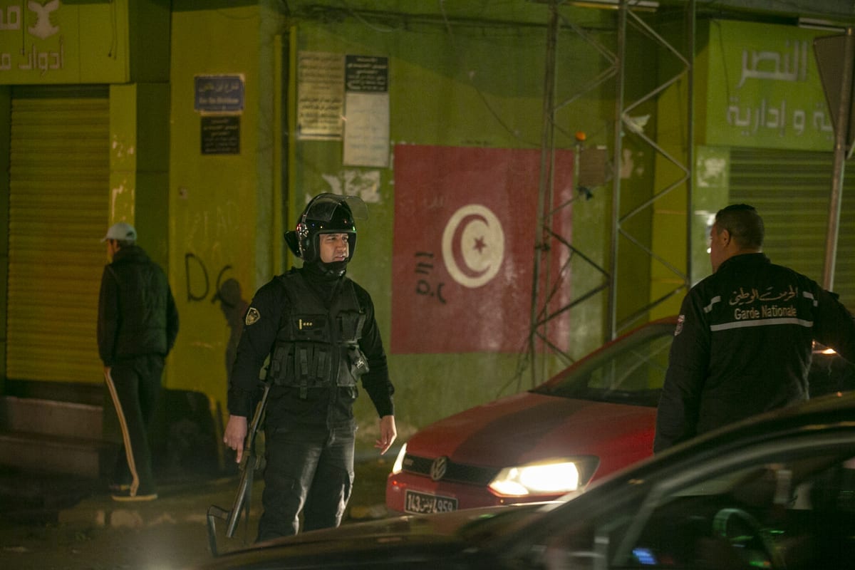 Polícia tunisiana em Tunis, em 19 de janeiro de 2021 [Yassine Gaidi / Agência Anadolu].
