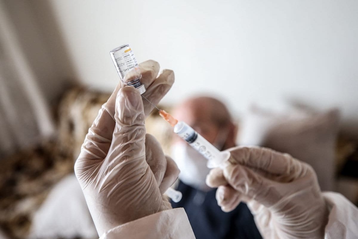 Vacina de covid-19 em Bursa, Turquia, em 18 de fevereiro de 2021. [Sergen Sezgin/Agência Anadolu]
