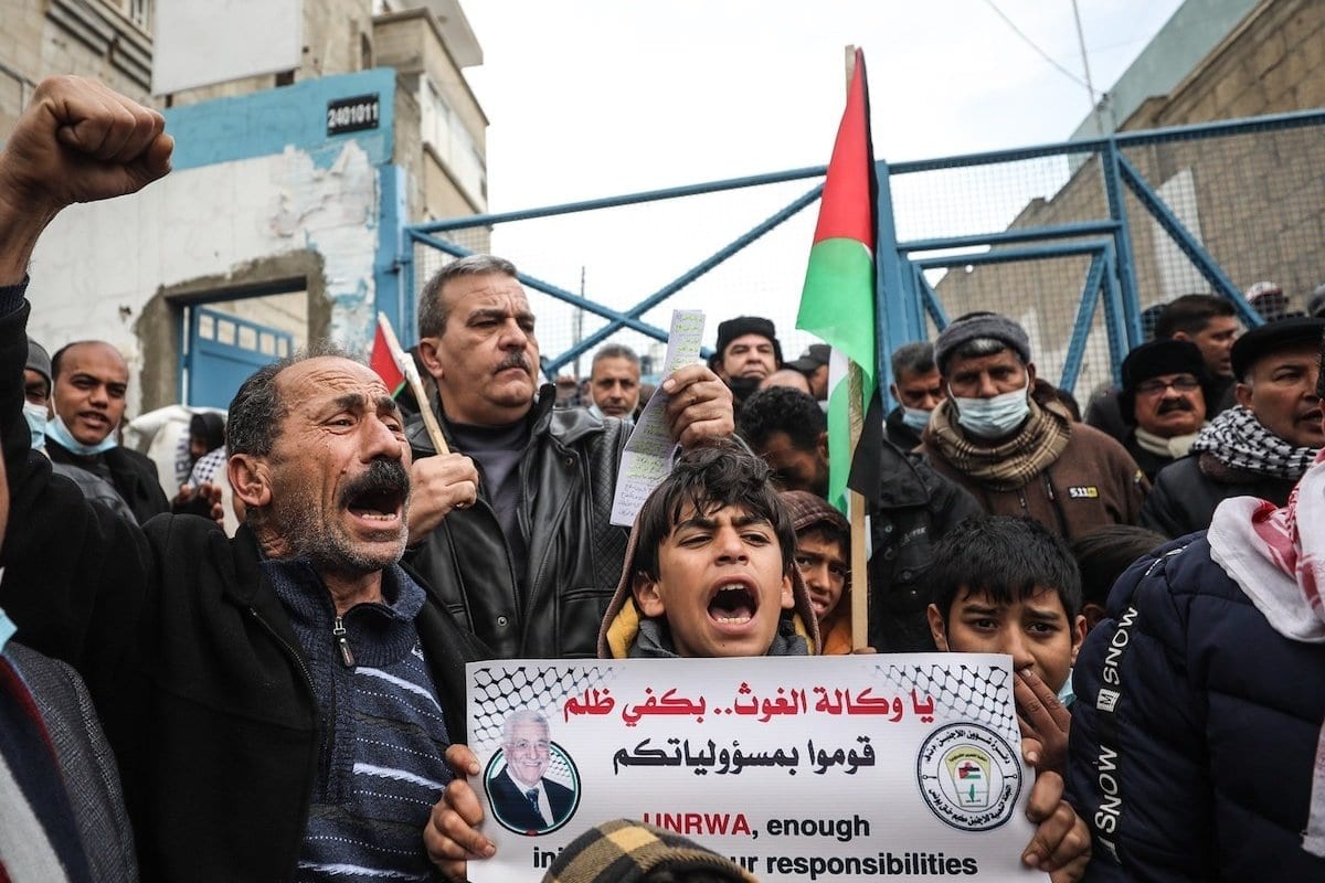 Palestinos protestam em frente ao prédio da agência das Nações Unidas de Assistência e Trabalho (UNRWA) contra a redução da ajuda alimentar pela UNRWA. Em Khan Yunis, Gaza em 23 de fevereiro de 2021. [Mustafa Hassona/Agência Anadolu]
