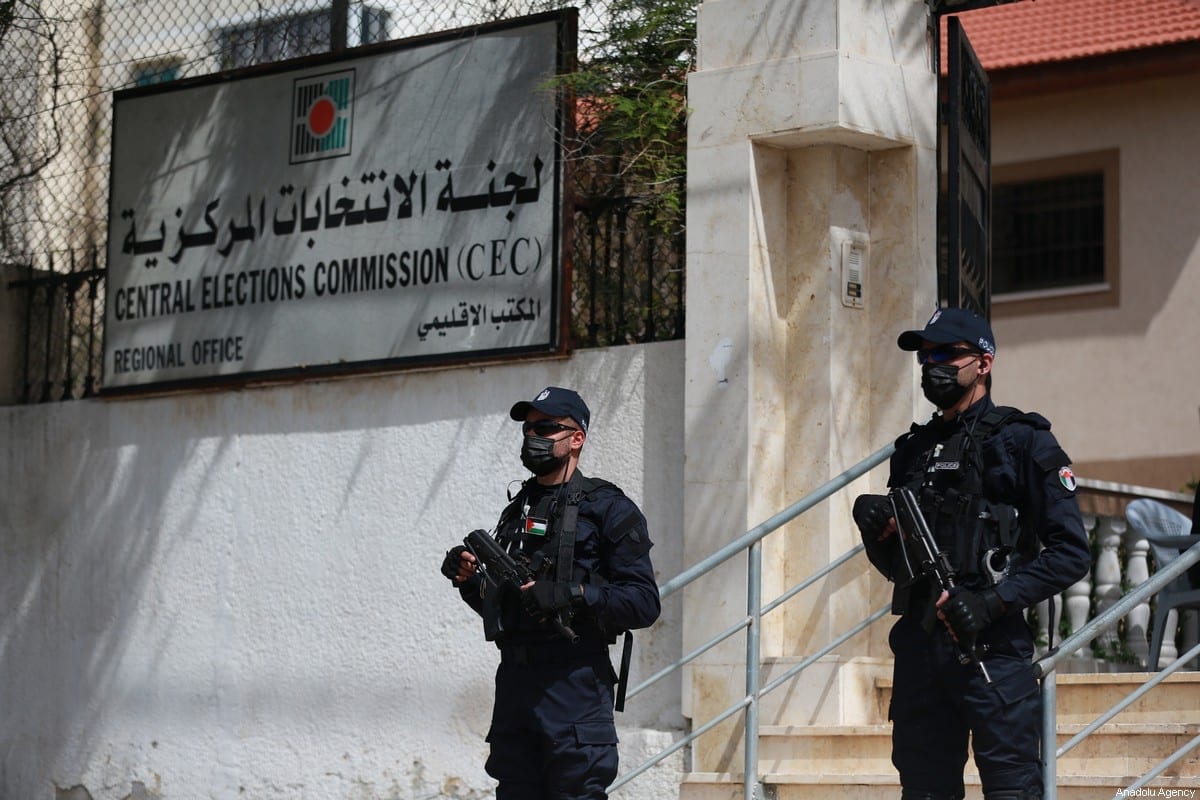 Medidas de segurança ao redor do Comitê Eleitoral Central da Palestina, após abertura do processo de registro às eleições legislativas, marcadas para maio, na Cidade de Gaza, 20 de março de 2021 [Mustafa Hassona/Agência Anadolu]