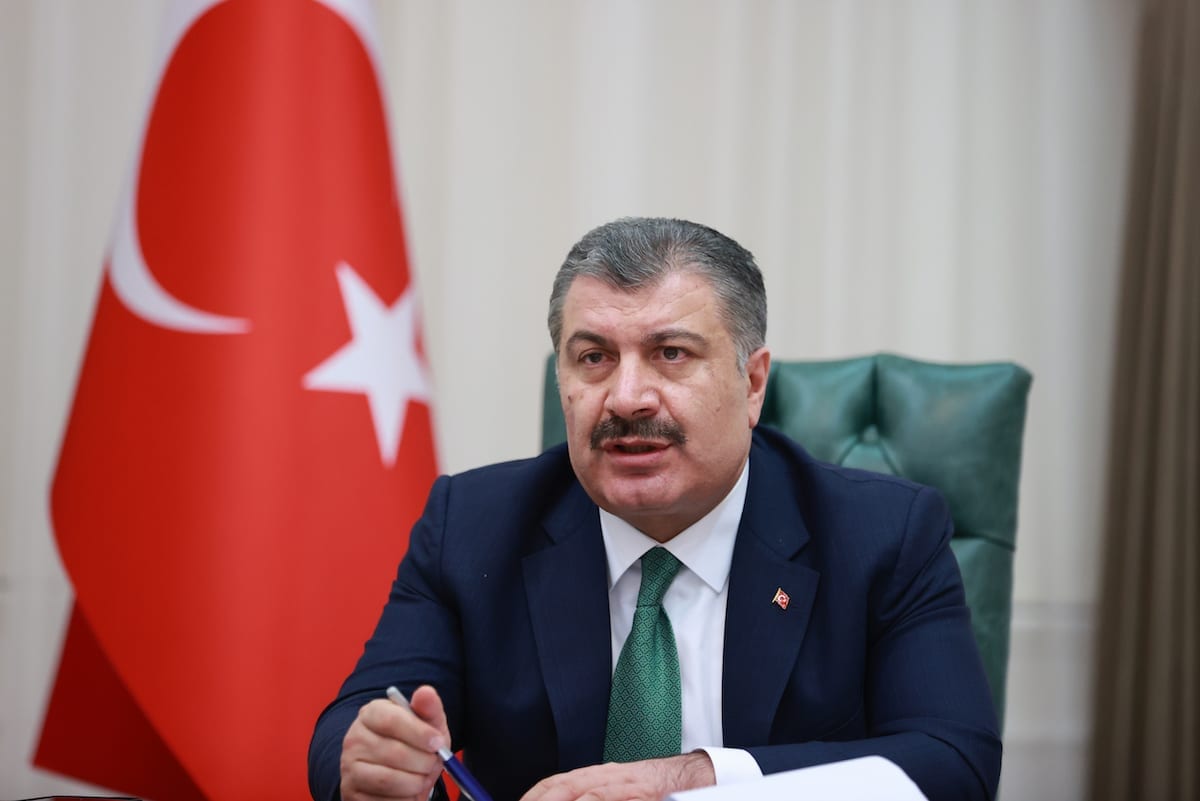 O ministro da Saúde da Turquia, Fahrettin Koca, preside a reunião do Conselho Consultivo Científico do Coronavírus por meio de videoconferência, em 31 de março de 2021, em Ancara, Turquia. [Aytuğ Can Sencar/Agência de Anadolu]