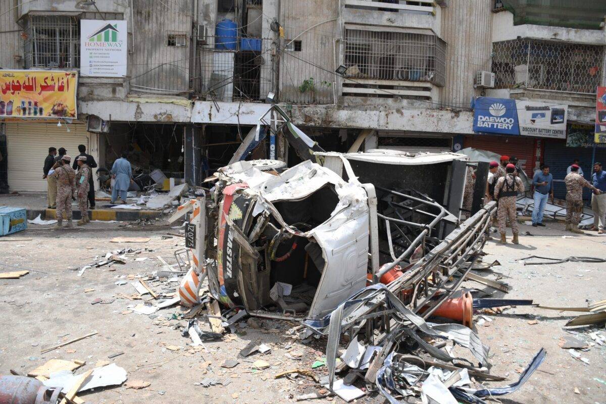 Autoridades de segurança do Paquistão inspecionam o local da explosão em Karachi, Paquistão, em 7 de abril de 2021. (Muhammad Sabir Mazhar/Agência Anadolu)