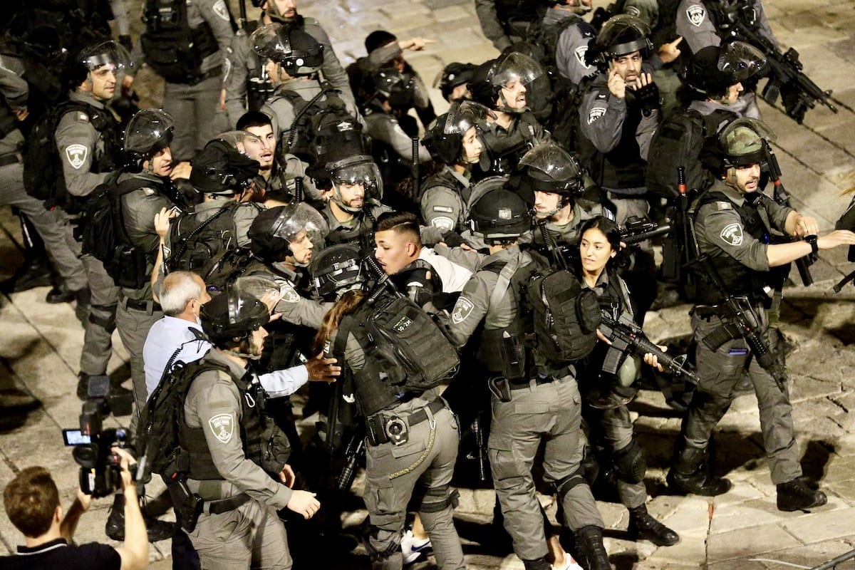 Forças israelenses cercam um jovem palestino em Jerusalém ocupada, 18 de abril de 2021 [Mostafa Alkharouf/Agência Anadolu]