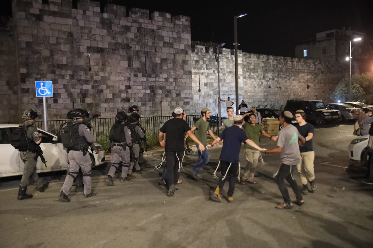 Forças israelenses intervêm contra jovens muçulmanos palestinos, que se reuniram após realizar a oração de Tarawih, Portão de Damasco, em Jerusalém Oriental, em 18 de abril de 2021 [Mostafa Alkharouf/Agência Anadolu]
