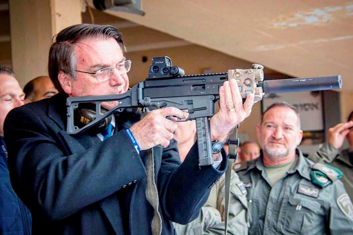 Jair Bolsonaro segura uma arma de fogo em uma foto publicada em seu Instagram durante visita oficial a Israel, em 1 de abril de 2019 [Reprodução/Instagram] 