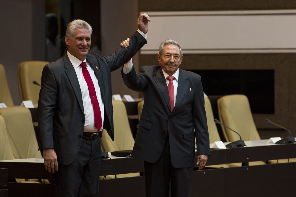 Raúl Castro Ruz (D) com Miguel Díaz-Canel, durante Assembleia Nacional que o elegeu presidente, em Palácio de Convenções de Havana, Cuba, em 19 de abril de 2018 [ Irene Pérez/ Cubadebate]