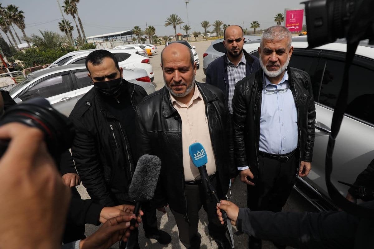 Khalil Al-Hayya (centro), membro do Gabinete Político do Hamas, comenta visita de uma delegação do movimento ao Cairo, capital do Egito, para retomar negociações sobre as eleições palestinas, em Gaza, 15 de março de 2021 [Mohammed Asad/Monitor do Oriente Médio]