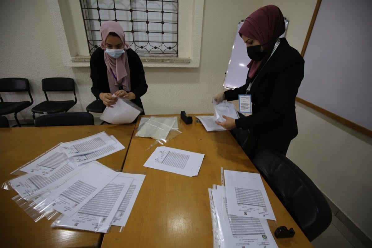 No total, 1.389 candidatos em 36 listas concorrem às eleições palestinas [Mohammed Asad/Monitor do Oriente Médio]