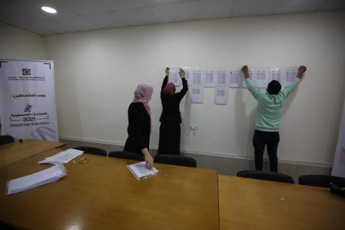 1.389 candidatos concorrerão em 36 listas nas eleições na Palestina [Mohammed Asad / Monitor do Oriente Médio]
