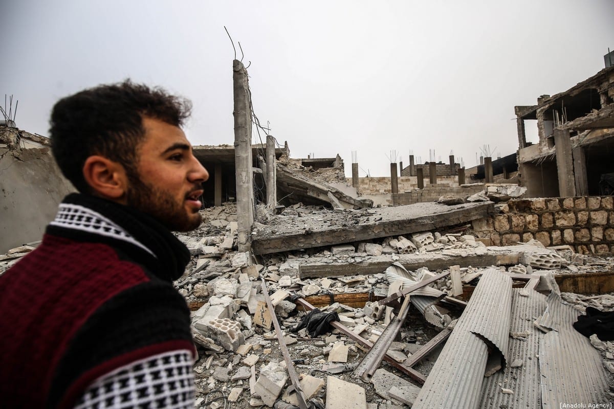 Cidadão sírio em meio às ruínas de Idlib, norte da Síria, após bombardeios executados por aviões de guerra do regime de Bashar al-Assad, em 15 de dezembro de 2019 [İzzeddin İdilbi/Agência Anadolu]