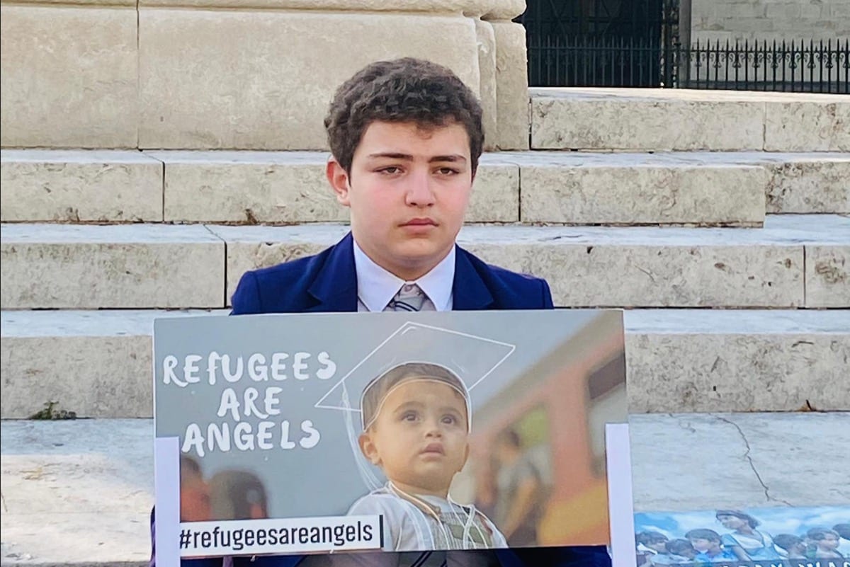 Abdullah Najjar, de 13 anos, um estudante secundário de uma família de refugiados sírios, lançou uma campanha diária de arrecadação de fundos fora das Casas do Parlamento durante o Ramadã para ajudar para crianças refugiadas e inspirar os  'grandes' no governo a agir para acabar com o crise de refugiados.
