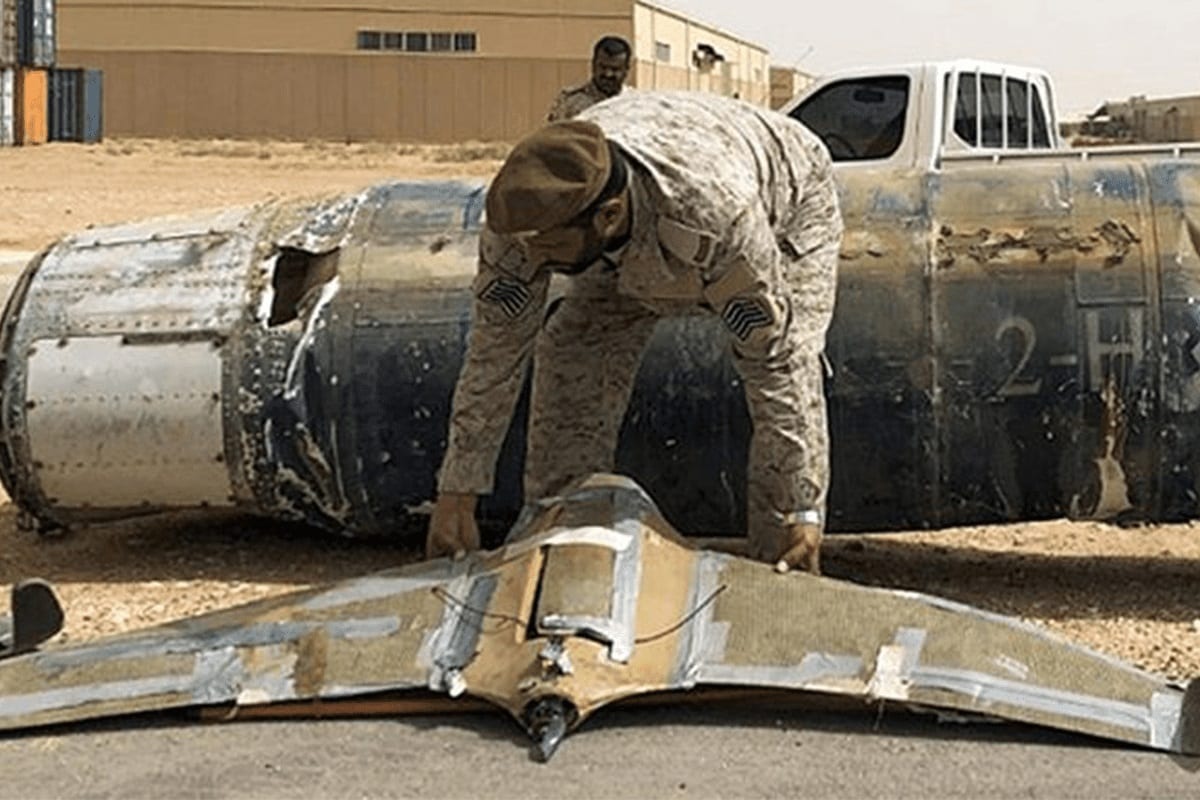 Tropas da coalizão liderada pela Arábia Saudita recolhem um drone militar disparado por rebeldes iemenitas houthis [Twitter]