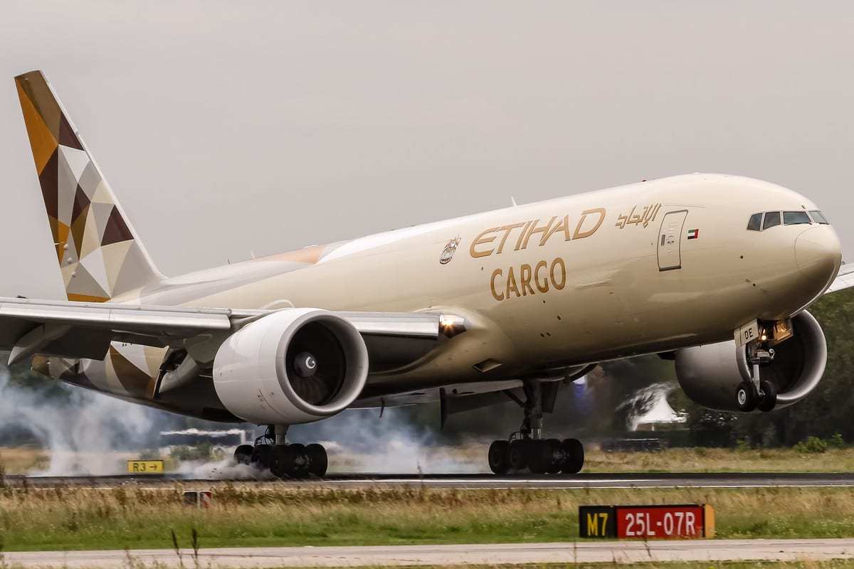 Um Boeing 777-FFX Cargo operado pela Etihad Airways dos Emirados Árabes em Frankfurt, Alemanha, em 8 de setembro de 2017. [Oliver Holzbauer/Flickr]
