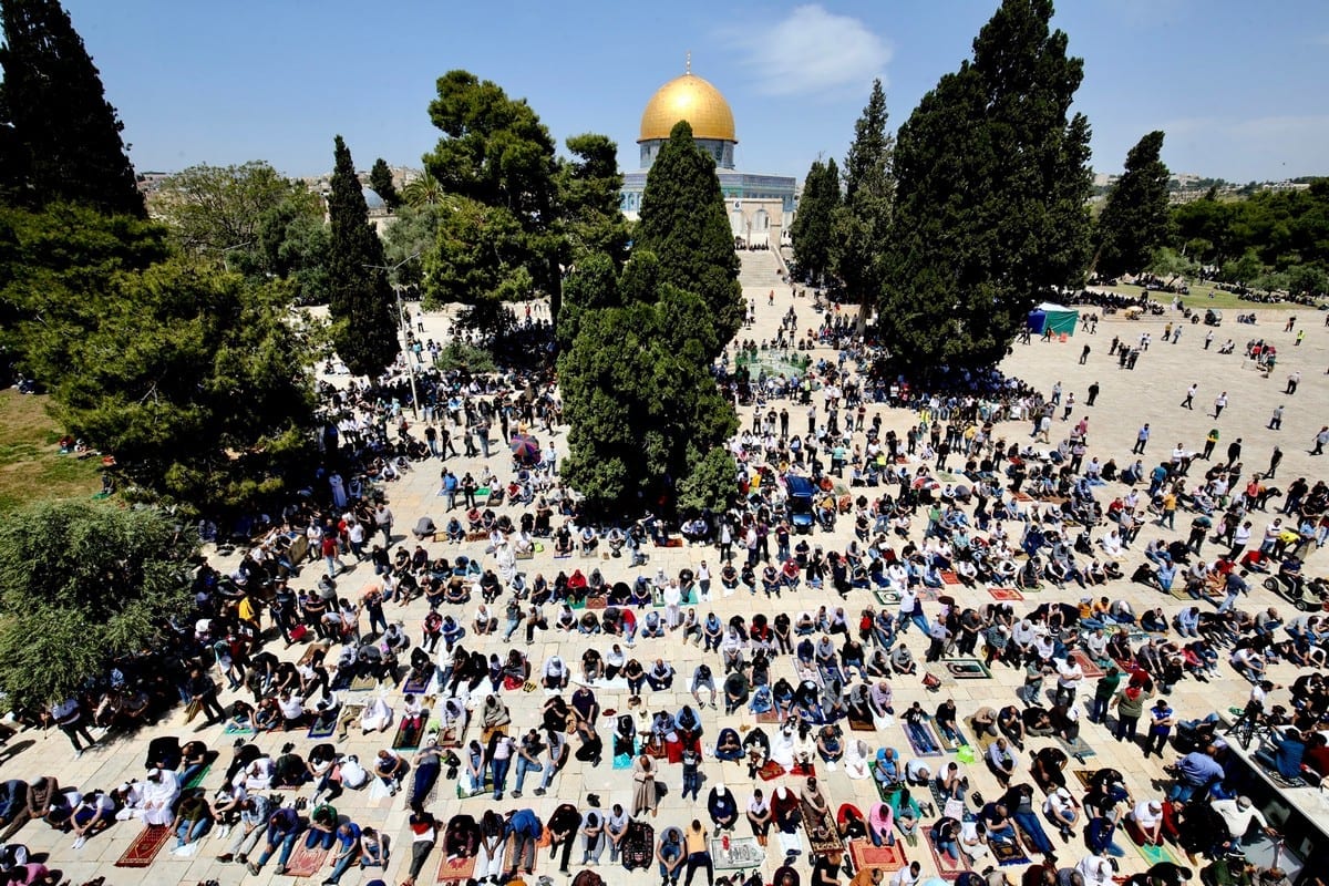 Sheikh Muhammad Hussein (à esquerda), grão-mufti de Jerusalém, e Ikrima Sabri (terceiro à direita), imã da Mesquita de Al-Aqsa, durante um protesto na cidade ocupada de Jerusalém, 18 de julho de 2017 [Mostafa Alkharouf/Agência Anadolu]