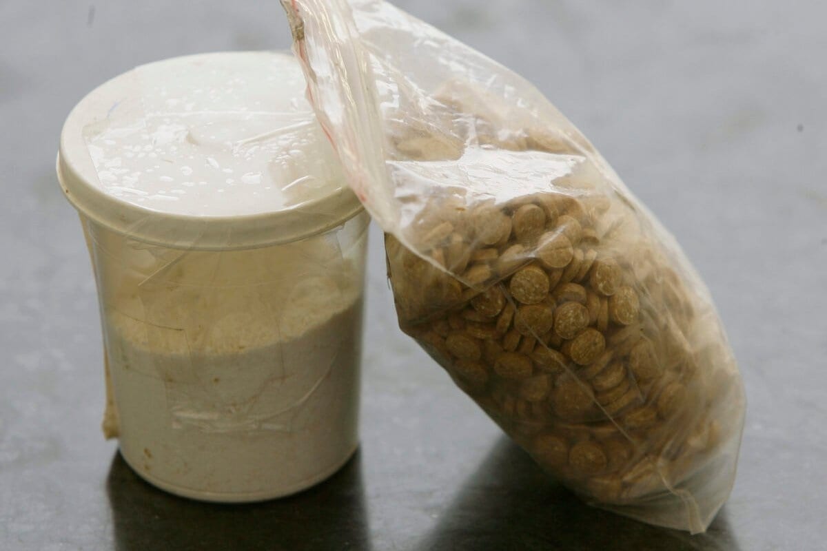 Comprimidos de Captagon são expostos junto com uma xícara de cocaína em um escritório das Forças de Segurança Interna do Líbano, em Beirute, em 11 de junho de 2010 [Joseph Eid/AFP via Getty Images]