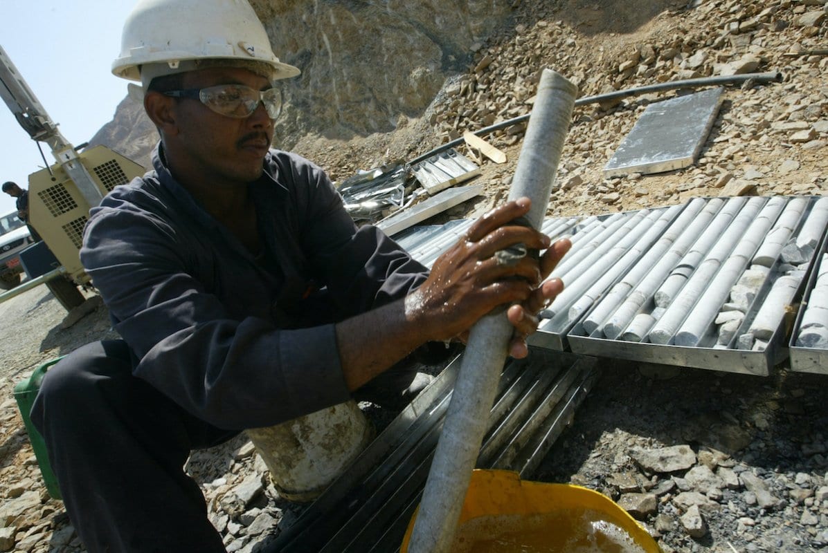 Um trabalhador egípcio lava uma amostra de mineral da mina de ouro em Marsa Alam, nas colinas do Mar Vermelho, em 14 de setembro de 2006. Após um lapso de 2.000 anos, o Egito procura adquirir novamente uma indústria de mineração de ouro, revivendo antigos depósitos do precioso mineral que simbolizava a glória dos Faraós. [Khaledi Desouki/ AFP via Getty Images]