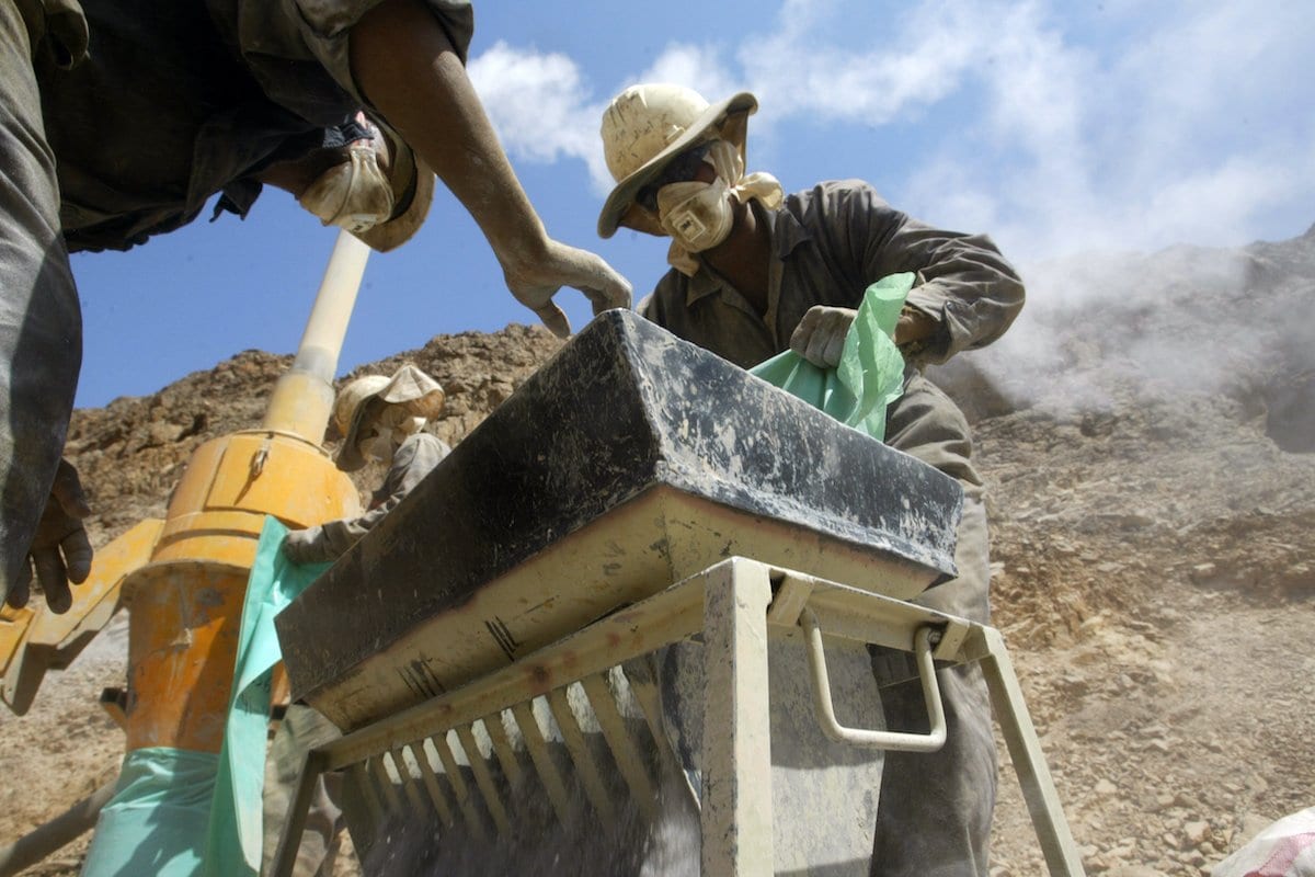 Trabalhadores egípcios manipulam amostras de minerais de uma mina de ouro em Marsa Alam, nas colinas do Mar Vermelho , 14 de setembro de 2006. [Khaled Desouki/ AFP via Getty Images]