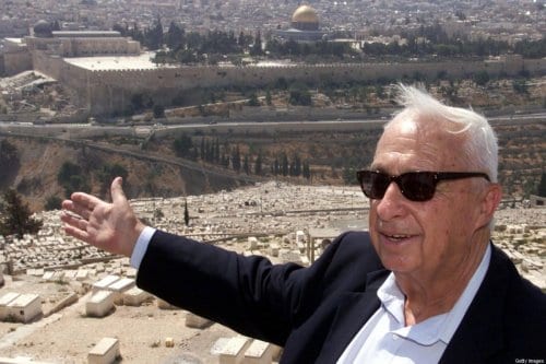 Falecido premiê israelense Ariel Sharon, então líder do partido ultranacionalista Likud, no Monte das Oliveiras, em Jerusalém ocupada, 24 de julho de 2000 [Menahem Kahana/AFP via Getty Images]