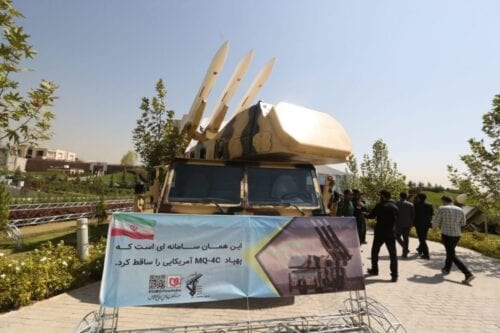 Visitantes iranianos passam por um sistema de defesa aérea Khordad-3 na Revolução Islâmica de Teerã e o museu Holy Defense em Teerã em 21 de setembro de 2019 [Atta Kenare/ AFP via Getty Images]