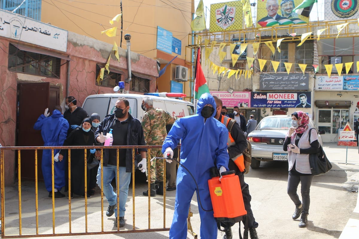 Forças palestinas, em coordenação com as forças de segurança libanesas, impor um bloqueio no campo Wavel (também conhecido como o campo Jalil) para refugiados palestinos no Vale Bekaa oriental do Líbano, em 22 de abril de 2020 [AFP via Getty Images]
