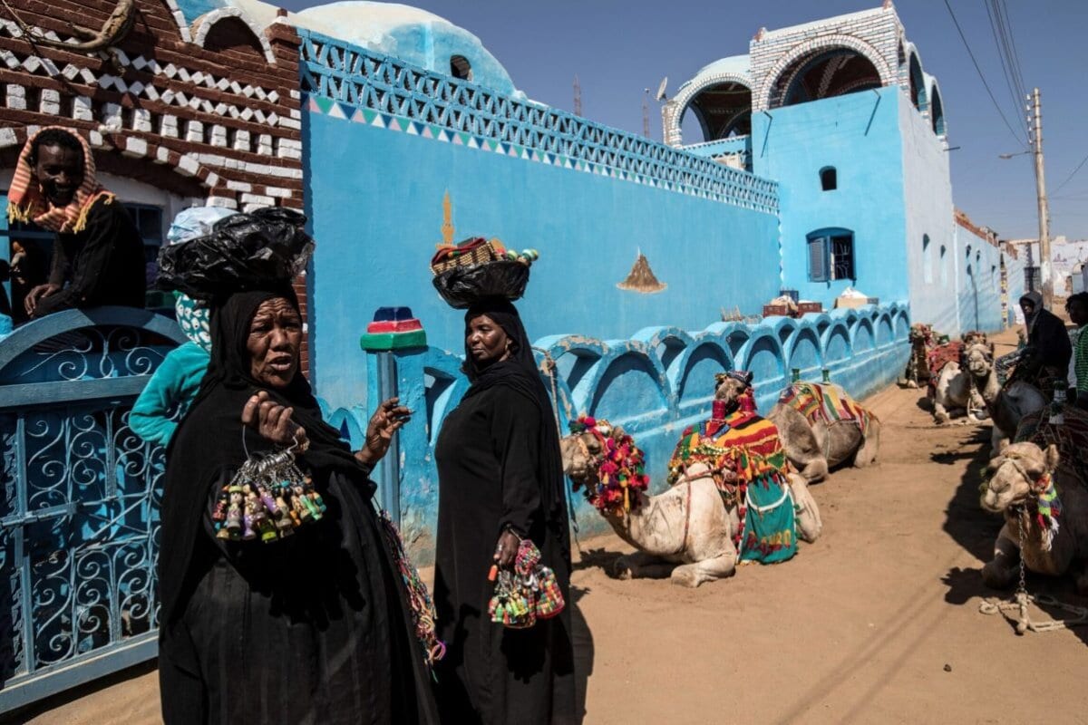 Mulheres egípcias da Núbia vendem souvenirs na vila de Gharb Suhail, perto de Aswan, no Alto Egito, cerca de 920 quilômetros ao sul da capital Cairo, em 5 de fevereiro de 2020 [Khaled Desouki/AFP via Getty Images]